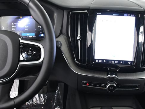 Used 2025 Volvo XC60 B5 Plus image 15