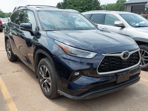 Used 2022 Toyota Highlander XLE AWD/4WD image 1