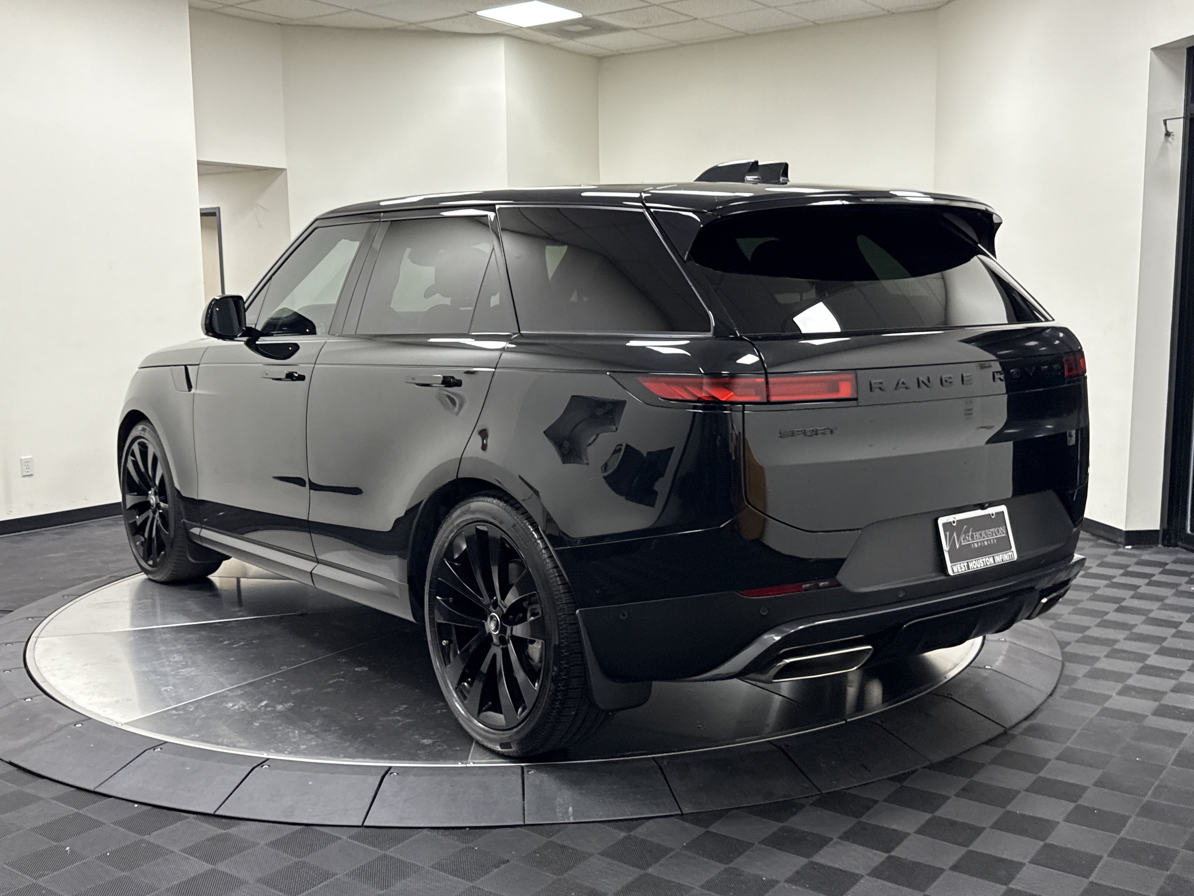 Used 2025 Land Rover Range Rover Sport SE AWD/4WD image 5