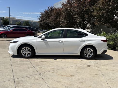 Used 2026 Toyota Camry LE FWD image 9