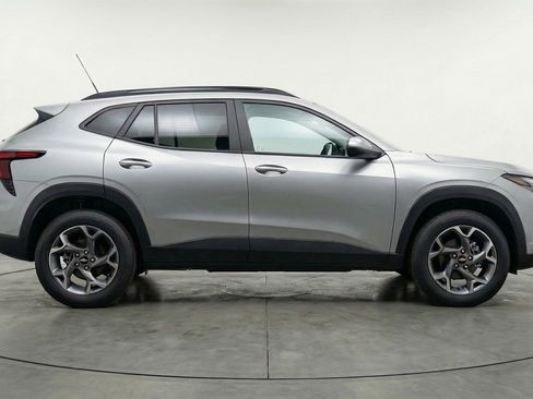 Used 2025 Chevrolet Trax LT image 11