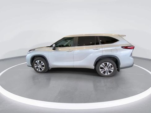 Used 2024 Toyota Highlander XLE AWD/4WD image 5