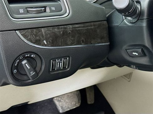 Used 2014 Chrysler Town & Country Touring-L w/ Driver Convenience Group image 19