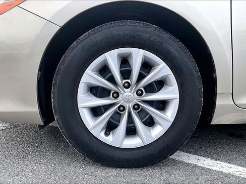 Used 2016 Toyota Camry LE image 9