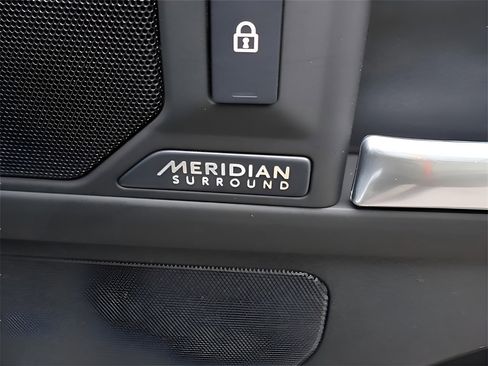 New 2025 Land Rover Defender 90 X-Dynamic SE image 18