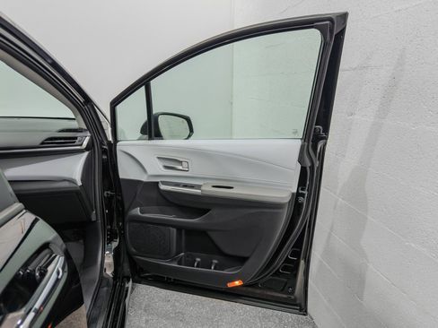 Used 2025 Toyota Sienna XLE AWD/4WD image 24