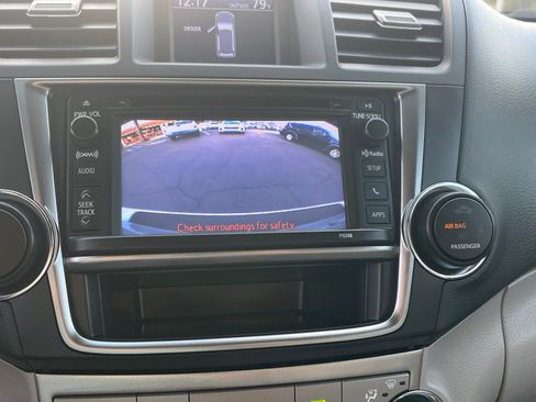 Used 2013 Toyota Highlander SE image 19