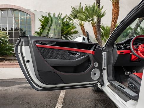 Used 2022 Bentley Continental GT image 31