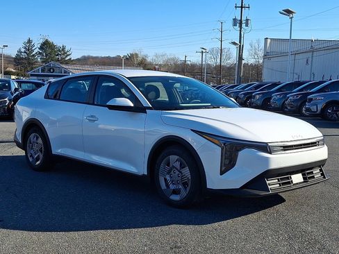New 2025 Kia K4 LX image 2
