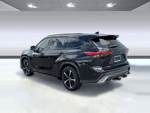 Used 2021 Toyota Highlander XSE FWD image 3