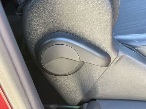 Used 2021 Chevrolet Trax LT w/ LT Convenience Package image 29