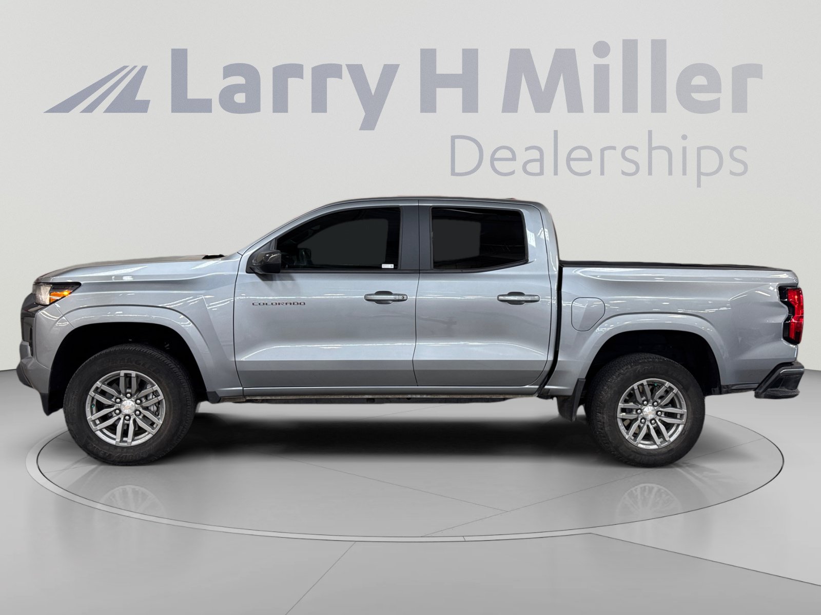 Used 2024 Chevrolet Colorado LT w/ LT Convenience Package II RWD image 2
