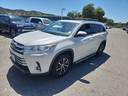 Used 2017 Toyota Highlander XLE w/ Carpet Mat Package FWD image 1