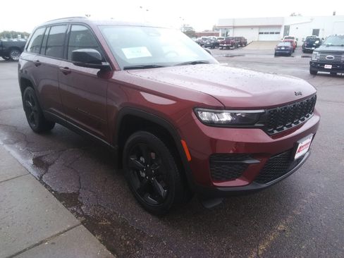 New 2025 Jeep Grand Cherokee Altitude AWD/4WD image 4