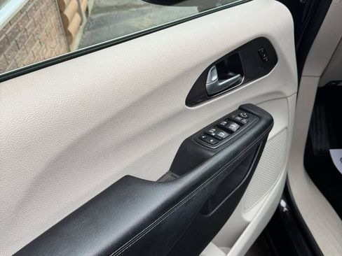 Used 2018 Chrysler Pacifica Limited w/ Advanced Safetytec Group FWD image 6