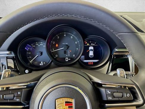 Certified 2025 Porsche Macan AWD/4WD image 17