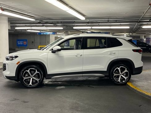 Used 2025 Volkswagen Tiguan SE AWD/4WD image 33