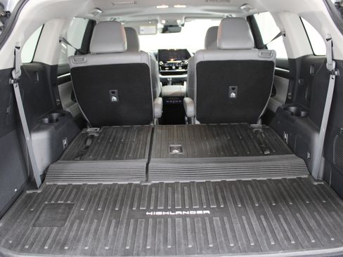 Used 2021 Toyota Highlander Limited image 24