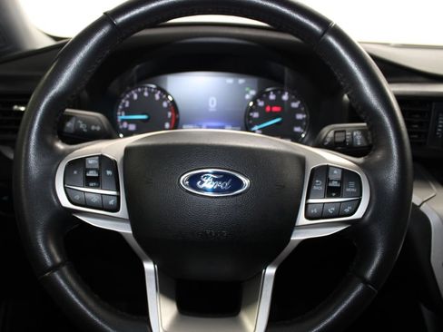 Used 2023 Ford Explorer XLT AWD/4WD image 36