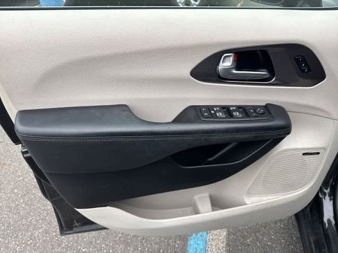 Used 2017 Chrysler Pacifica Limited FWD image 7
