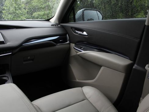 Used 2023 Cadillac XT4 Luxury w/ Cold Weather Package FWD image 12