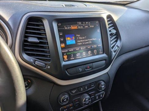 Used 2015 Jeep Cherokee Latitude w/ Comfort/Convenience Group AWD/4WD image 10