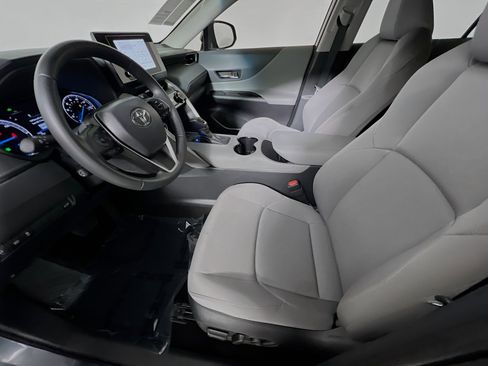 Used 2023 Toyota Venza LE image 15