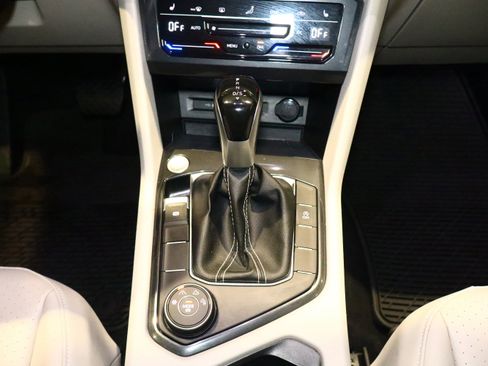 Used 2022 Volkswagen Tiguan SE image 27