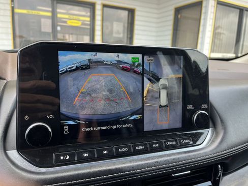 Used 2023 Nissan Rogue SL w/ SL Premium Package image 17