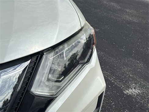 Used 2020 Nissan Rogue SV w/ Premium Package image 9