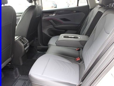 Used 2025 Volkswagen Tiguan SE image 25