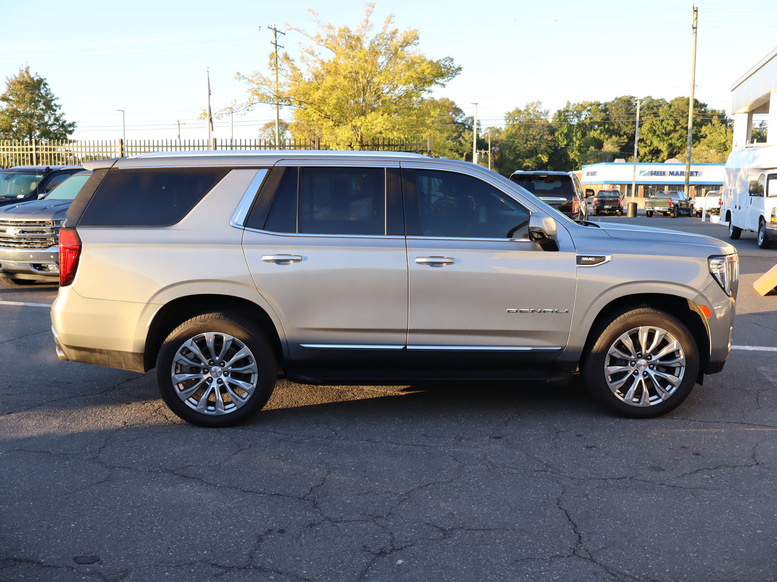 Used 2024 GMC Yukon Denali RWD image 11