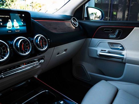 Used 2022 Mercedes-Benz GLA 250 4MATIC w/ Premium Package image 48