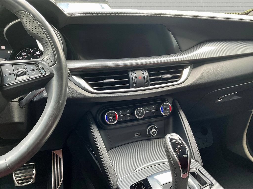 Used 2023 Alfa Romeo Stelvio Veloce AWD/4WD image 9
