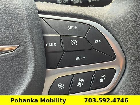 Used 2024 Chrysler Pacifica Touring-L FWD image 17