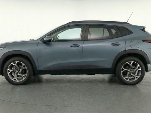 Used 2025 Chevrolet Trax LT w/ LT Convenience Package image 5