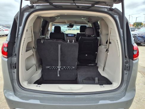 Used 2022 Chrysler Pacifica Touring-L FWD image 28