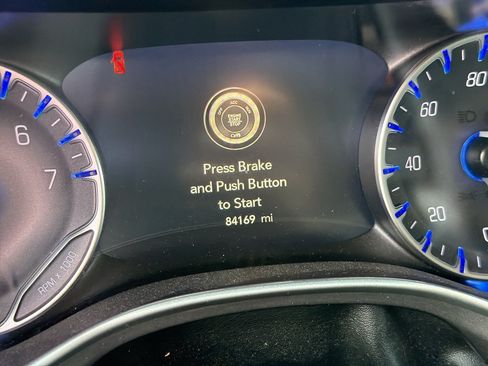 Used 2023 Chrysler Pacifica Touring-L FWD image 3