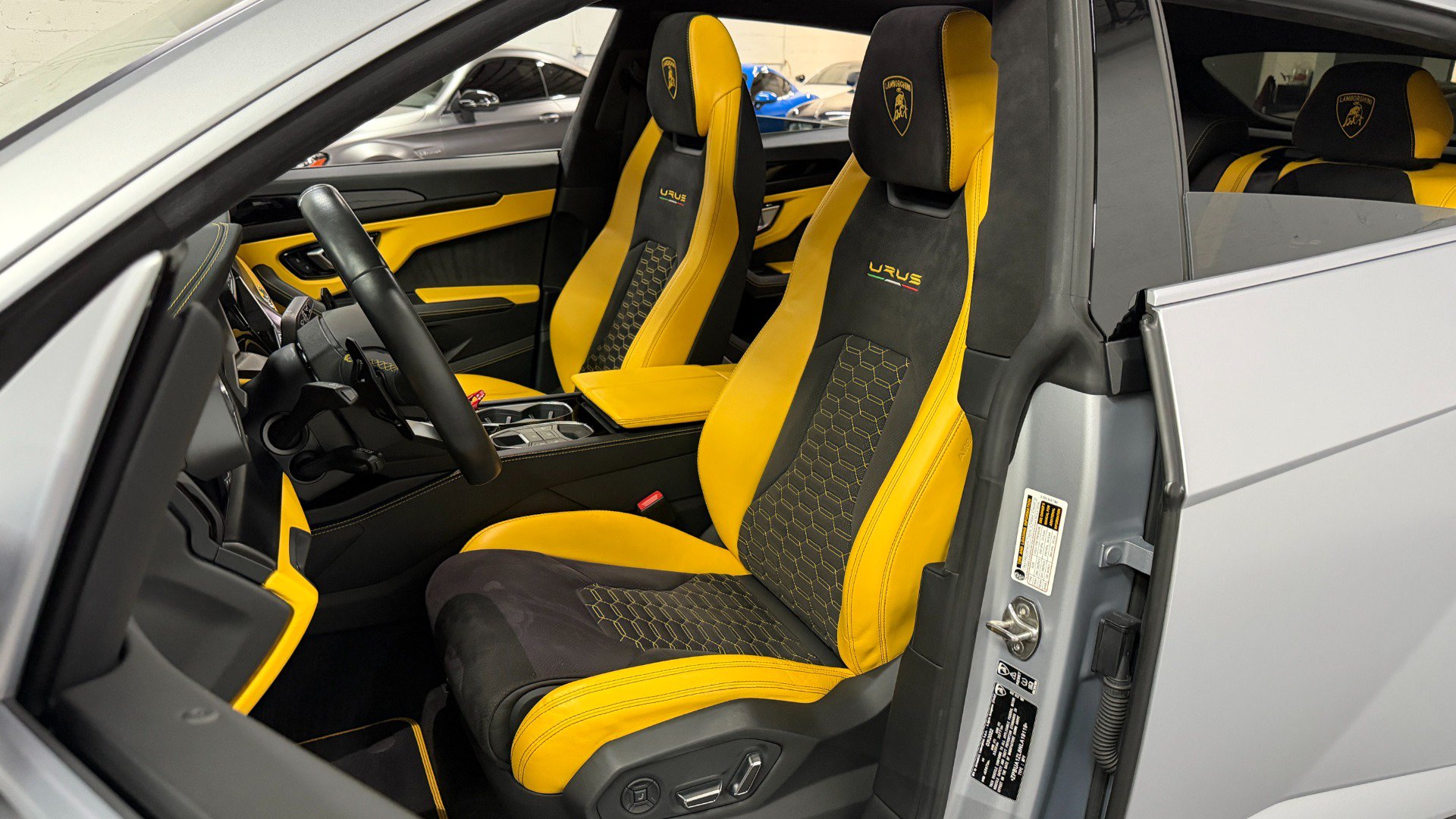 Used 2022 Lamborghini Urus AWD/4WD image 45