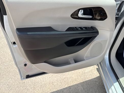 Used 2024 Chrysler Pacifica Limited FWD image 10