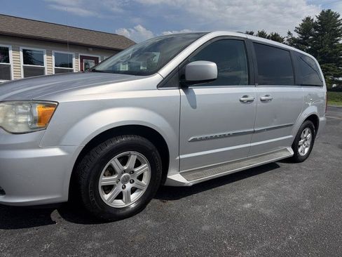Used 2011 Chrysler Town & Country Touring FWD image 39
