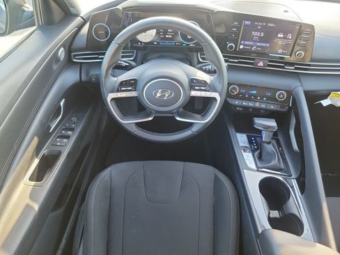 Used 2022 Hyundai Elantra SEL w/ Convenience Package FWD image 12
