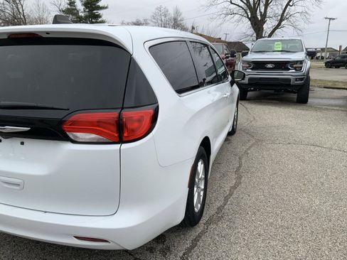 Used 2023 Chrysler Voyager LX image 18