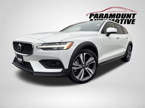 Used 2025 Volvo V60 B5 Cross Country Plus image 3