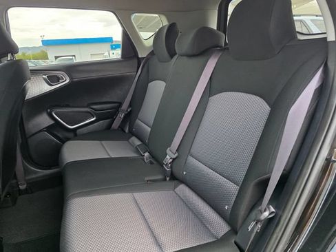 Used 2025 Kia Soul LX w/ LX Technology Package FWD image 17