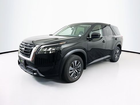 Used 2024 Nissan Pathfinder S image 3