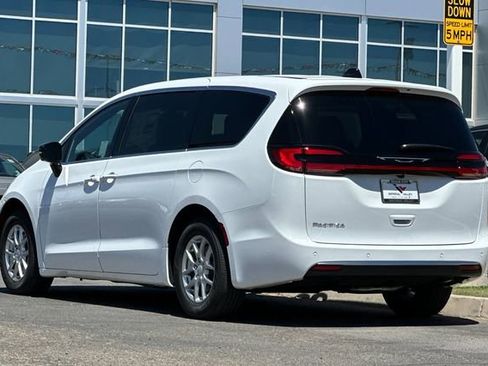 New 2027 Chrysler Pacifica Select FWD image 5