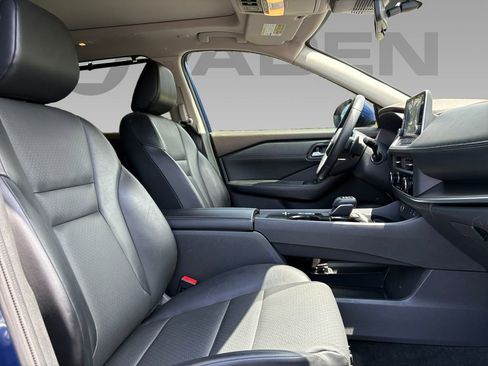 Used 2023 Nissan Rogue SV w/ SV Premium B Package FWD image 9