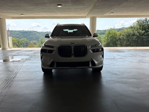 Used 2024 BMW X7 xDrive40i w/ Premium Package AWD/4WD image 5