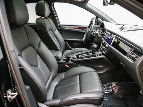 Certified 2025 Porsche Macan AWD/4WD image 20